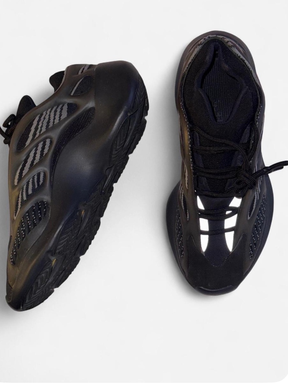 Yeezy 700 V3 Avlah Sneakers